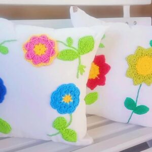 Almofadas de tecido em linho e bordadas