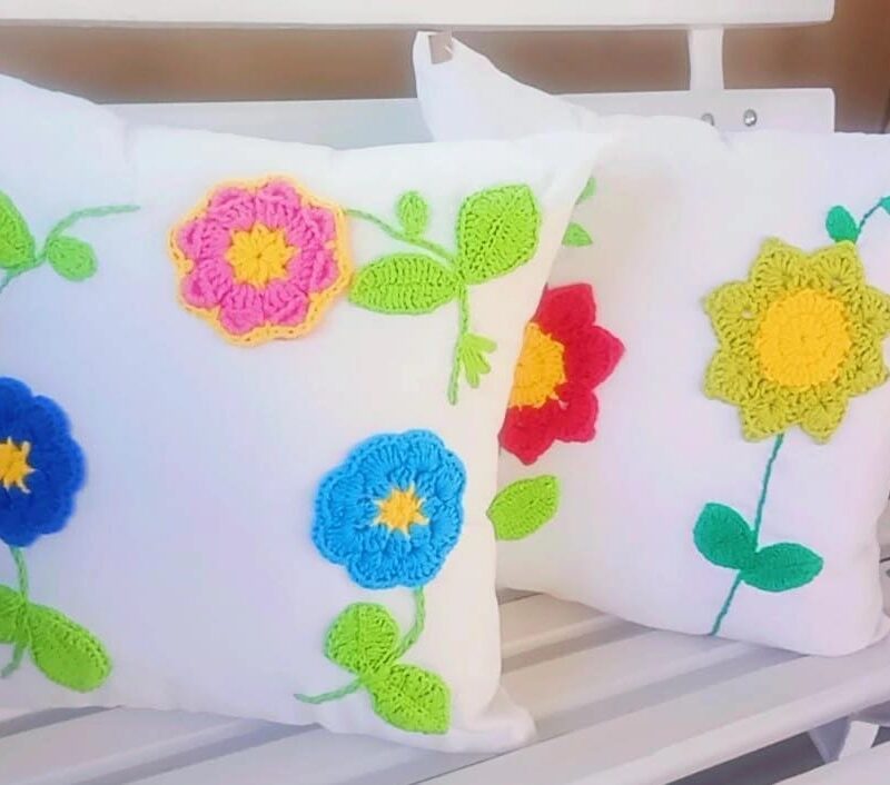 Almofadas de tecido em linho e bordadas